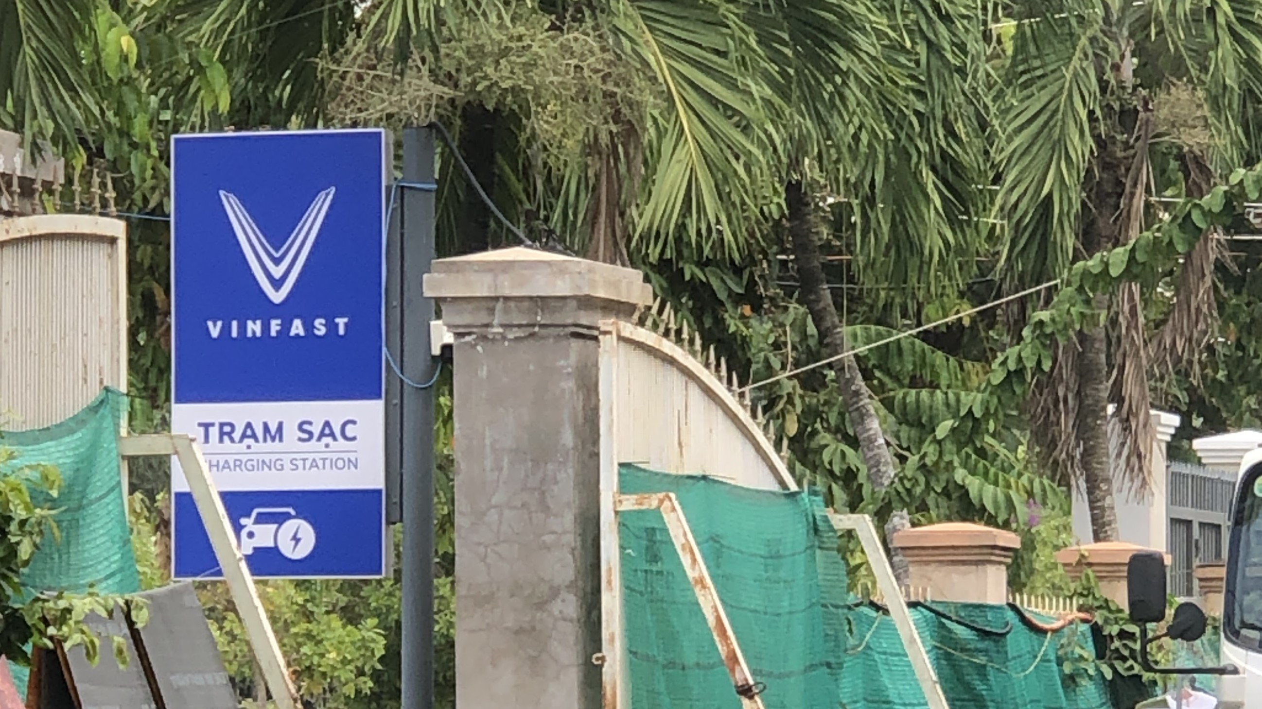 Long An: Trạm sạc VinFast - Bãi đỗ xe Saco